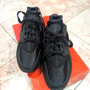 Black Air Huarache Men's Athletic Sneakers, Size 9 more suitable for Men Size 8